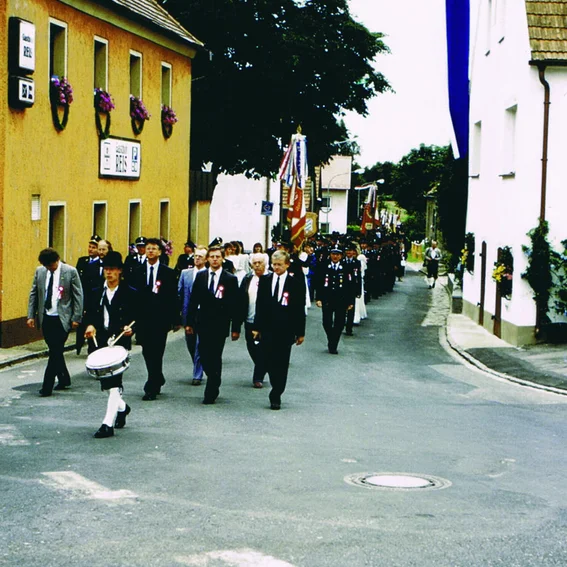 Festzug-1988-3-Kirchenzug.jpg